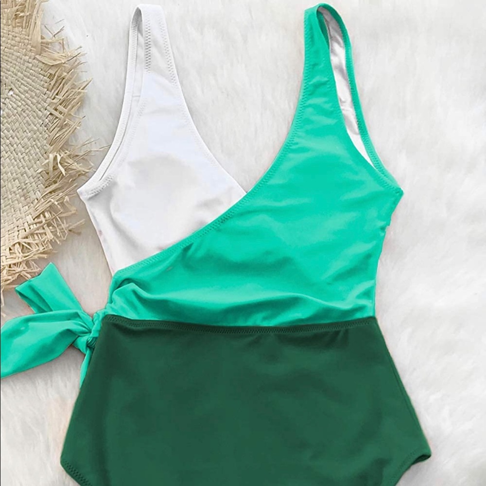 Green color block women’s swim suit